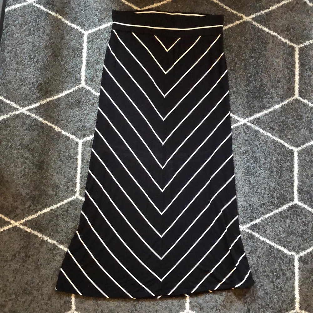 Ava & Viv stretchy black & white striped skirt EUC